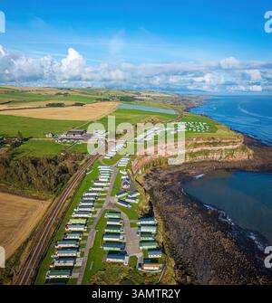 Vista aerea dello splendido Mashal Meadows Caravan Park con carovane vicino alla costa e all'oceano, Berwick-upon-Tweed, Regno Unito. Foto Stock