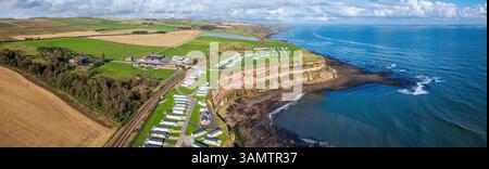 Vista aerea del panoramico Mashal Meadows Caravan Park con scogliere aspre e tranquille onde oceaniche, Berwick-upon-Tweed, Regno Unito. Foto Stock