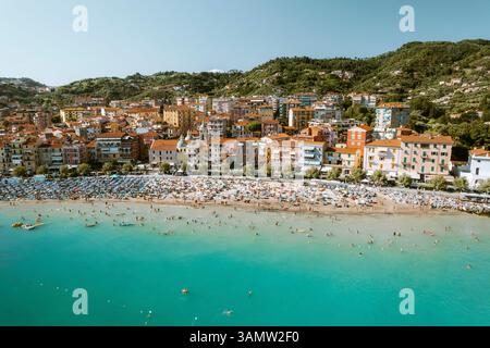 Vista aerea della spiaggia di San Terenzo al tramonto, Lerici, la Spezia, Italia. Foto Stock