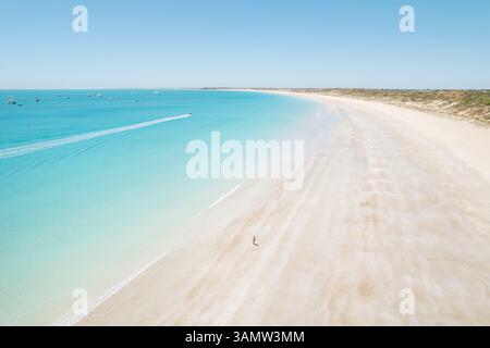 Vista aerea delle acque turchesi e della spiaggia sabbiosa di Cable Beach, Australia Occidentale, Australia. Foto Stock