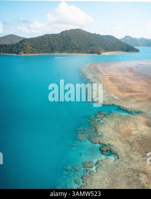 Vista aerea della grande Barriera Corallina con acque cristalline e Hook Island in lontananza, Whitsundays, Queensland Australia. Foto Stock