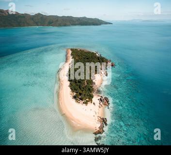 Vista aerea di Black Island con la barriera corallina che si estende lontano e Hook Island visibile in lontananza, Whitsundays, Australia. Foto Stock