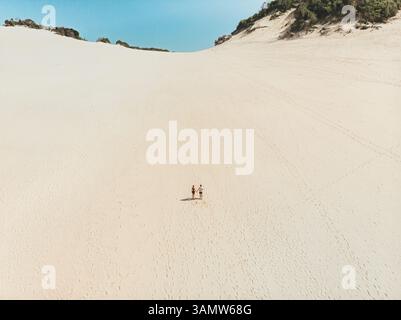 Vista aerea di due persone che camminano su Carlo Sandblow, Queensland, Australia. Foto Stock
