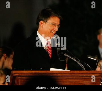 12 dicembre 2013 - Raleigh, North Carolina, U. S - il Governatore Pat McCory della Carolina del Nord partecipa all'illuminazione annuale del Capital Tree tenutasi a Raleigh, N.C. (immagine di credito: © Wes Hight/ZUMAPRESS.com) Foto Stock