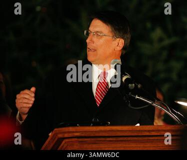12 dicembre 2013 - Raleigh, North Carolina, U. S - il Governatore Pat McCory della Carolina del Nord partecipa all'illuminazione annuale del Capital Tree tenutasi a Raleigh, N.C. (immagine di credito: © Wes Hight/ZUMAPRESS.com) Foto Stock