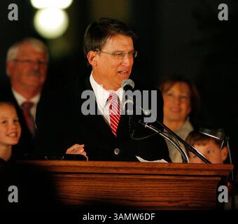 12 dicembre 2013 - Raleigh, North Carolina, U. S - il Governatore Pat McCory della Carolina del Nord partecipa all'illuminazione annuale del Capital Tree tenutasi a Raleigh, N.C. (immagine di credito: © Wes Hight/ZUMAPRESS.com) Foto Stock