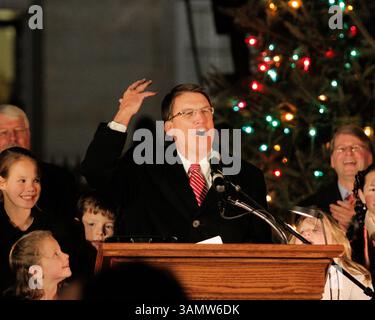 12 dicembre 2013 - Raleigh, North Carolina, U. S - il Governatore Pat McCory della Carolina del Nord dice "buon Natale" alla folla all'illuminazione annuale del Capital Tree che si tiene a Raleigh, N.C. (immagine di credito: © Wes Hight/ZUMAPRESS.com) Foto Stock