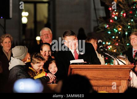 12 dicembre 2013 - Raleigh, North Carolina, U. S - il Governatore Pat McCory della Carolina del Nord e i bambini premono il pulsante per accendere l'albero all'illuminazione annuale del Capital Tree che si tiene a Raleigh, N.C. (immagine di credito: © Wes Hight/ZUMAPRESS.com) Foto Stock