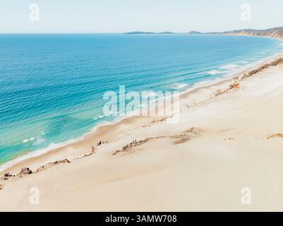 Veduta aerea di due persone in piedi su Carlo Sandblow e che guardano dall'alto verso il basso sull'oceano, Queensland, Australia. Foto Stock