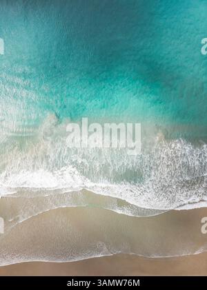 Vista aerea di una spiaggia vuota, Cooloola aera, Queensland, Australia. Prospettiva dall'alto verso il basso. Foto Stock