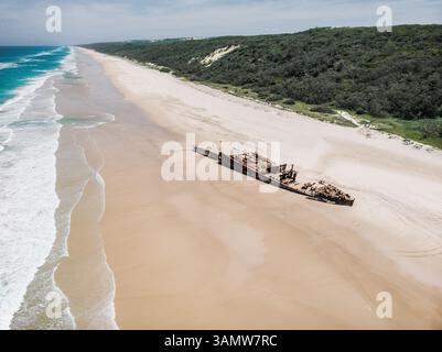 Vista aerea del relitto Maheno sulla spiaggia di Fraser Island, Australia Foto Stock