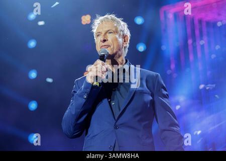 Die 80er live auf Schalke am 22.03.2025 fand die größte 80er Party auf Schalke statt. Ingolf Lück deutscher Schauspieler, Synchronsprecher, moderatore, Komiker und Regisseur steht auf der Bühne *** gli anni '80 vivono a Schalke il 22 marzo 2025, la più grande festa degli anni '80 ha avuto luogo a Schalke Ingolf Lück attore tedesco, doppiatore, presentatore, comico e regista prende sul palco xJFx Foto Stock