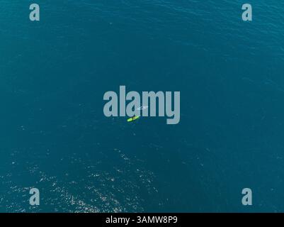 Veduta aerea di due piccole persone in canoa nel mare di Milazzo, Sicilia, Italia. Foto Stock