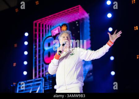 Die 80er live auf Schalke am 22.03.2025 fand die größte 80er Party auf Schalke statt. Ingolf Lück deutscher Schauspieler, Synchronsprecher, moderatore, Komiker und Regisseur steht auf der Bühne *** gli anni '80 vivono a Schalke il 22 marzo 2025, la più grande festa degli anni '80 ha avuto luogo a Schalke Ingolf Lück attore tedesco, doppiatore, presentatore, comico e regista prende sul palco xJFx Foto Stock