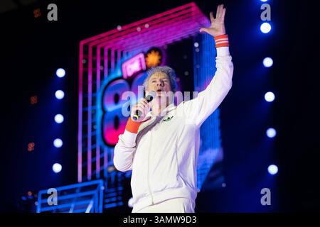 Die 80er live auf Schalke am 22.03.2025 fand die größte 80er Party auf Schalke statt. Ingolf Lück deutscher Schauspieler, Synchronsprecher, moderatore, Komiker und Regisseur steht auf der Bühne *** gli anni '80 vivono a Schalke il 22 marzo 2025, la più grande festa degli anni '80 ha avuto luogo a Schalke Ingolf Lück attore tedesco, doppiatore, presentatore, comico e regista prende sul palco xJFx Foto Stock