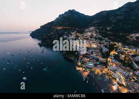 Vista aerea panoramica di Positano di notte, Costiera Amalfitana, Italia. Foto Stock