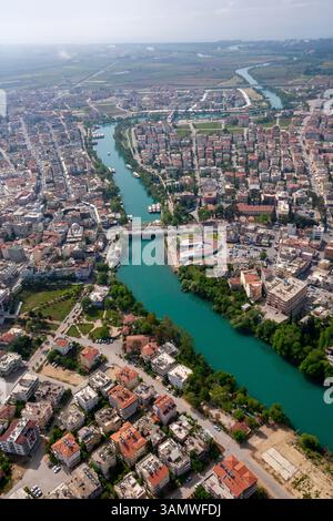 Vista aerea del panoramico fiume Manavgat che si snoda attraverso la splendida città con architettura urbana e vegetazione, Manavgat, Turchia. Foto Stock