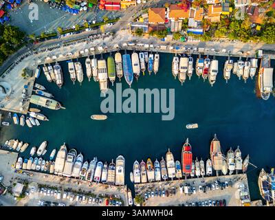 Vista aerea del bellissimo porto pieno di barche e yacht ormeggiati, Kas, Turchia. Foto Stock
