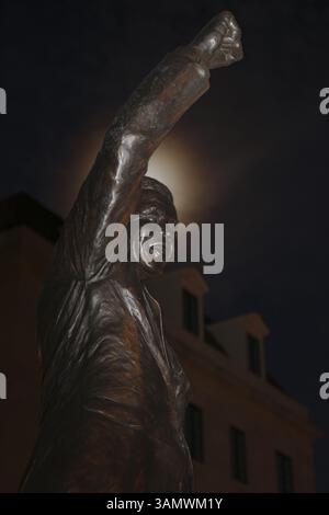 13 dicembre 2013 - Washington, DC, USA - Bouquets di fiori, candele e altri oggetti posti ai piedi della statua DI NELSON MANDELA presso l'ambasciata sudafricana a Washington D.C. (Credit Image: © Oliver Contreras/ZUMA Wire/ZUMAPRESS.com) Foto Stock