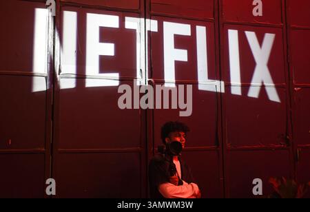 Mumbai, India. 14 aprile 2025. Il logo Netflix viene visualizzato al lancio del trailer del film "Jewel Thief". (Foto di Ashish Vaishnav/SOPA Images/Sipa USA) credito: SIPA USA/Alamy Live News Foto Stock