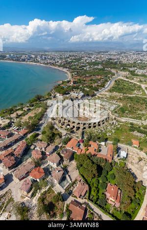 Vista aerea dell'antico teatro di Side, Antalya, Turchia. Foto Stock