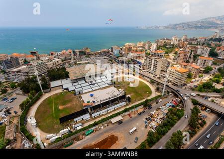 Veduta aerea di un palco sul campo di calcio, Jounieh, Beirut, Libano. Foto Stock