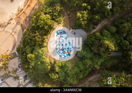 Rio de Janeiro, Brasile - 13 luglio 2021: Veduta aerea del colorato Skate Bowl piastrellato circondato da lussureggianti alberi verdi a Ipanema, Rio de Janeiro, Brasile. Foto Stock