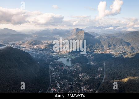 Vista aerea della catena montuosa tropicale e delle colline che circondano il centro di Teresopolis a Rio De Janeiro, Brasile. Foto Stock