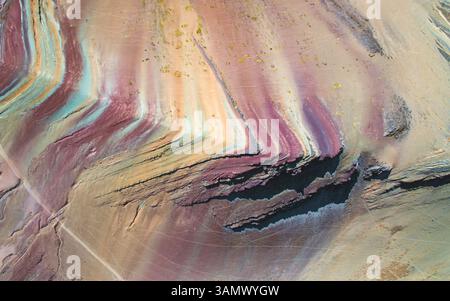Vista aerea delle rocce colorate e dei minerali nella dorsale del Monte Arcobaleno, Cusco, Perù. Foto Stock
