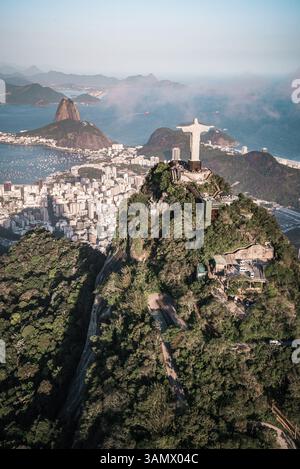 Veduta aerea del Cristo Redentore che si affaccia sulla Baia di Guanabara e sul Pan di zucchero, Rio De Janeiro, Brasile Foto Stock