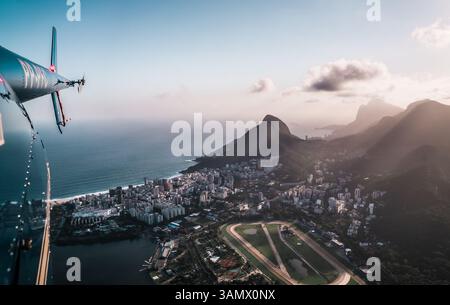 RIO DE JANEIRO, BRASILE - 22 OTTOBRE 2018: Vista aerea da un elicottero di raggi luminosi pomeridiani che splendono attraverso le montagne e nella zona sud di Rio De Foto Stock