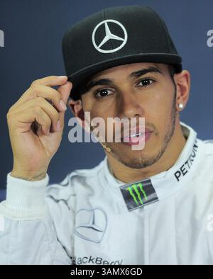 15 marzo 2014 - Melbourne, Victoria, Australia - LEWIS HAMILTON della Gran Bretagna e Mercedes AMG Petronas, alla guida di una Mercedes PU106A Hybrid, alla conferenza stampa dopo il miglior tempo di qualificazione di 1:44.231. (Immagine di credito: © Theo Karanikos/ZUMAPRESS.com) Foto Stock