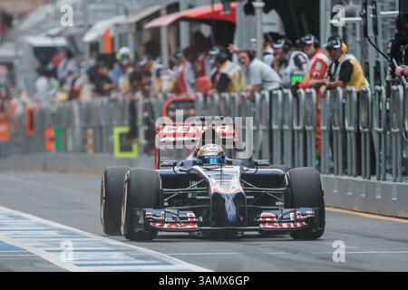 15 marzo 2014 - Melbourne, Victoria, Australia - 15 marzo 2014: Jean-Eric Vergne (fra) del team Scuderia Toro Rosso si prepara a lasciare la pit Lane per la sessione di prove libere tre al Gran Premio d'Australia di Formula 1 2014 ad Albert Park, Melbourne, Australia. Sydney Low/Cal Sport Media (immagine di credito: © Sydney Low/Cal Sport Media/ZUMAPRESS.com) Foto Stock