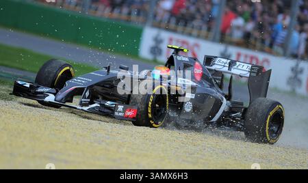 15 marzo 2014 - Melbourne, Victoria, Australia - Adrian Sutil (GER) della Sauber alla guida di una Ferrari 059/3 guida nella trappola di sabbia alla curva 9 durante le qualifiche del terzo giorno del Gran Premio d'Australia di Formula 1 2014, Melbourne, Australia. (Immagine di credito: © Theo Karanikos/ZUMAPRESS.com) Foto Stock