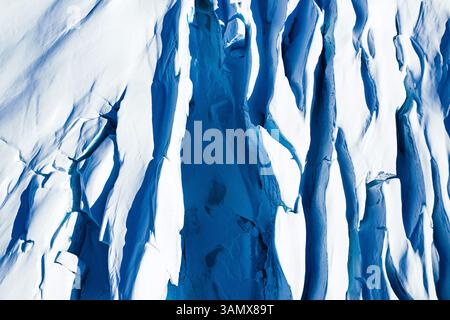 Vista aerea dei maestosi iceberg e di un ghiacciaio ghiacciato in un bellissimo paesaggio invernale, Valdez, Stati Uniti. Foto Stock