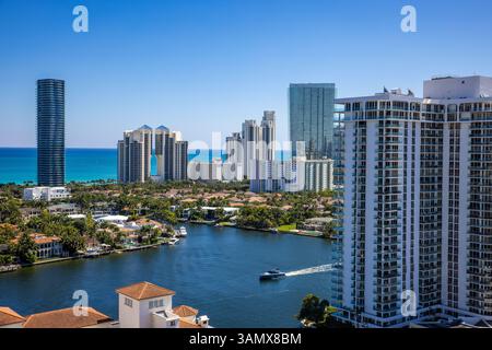 Vista aerea del lussuoso paesaggio urbano con grattacieli e una panoramica via d'acqua lungo l'Oceano Atlantico, Aventura, Florida, Stati Uniti. Foto Stock