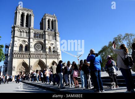 Parigi, Francia. 14 aprile 2025. Illustrazione di Notre Dame de Paris, riapertura per parigini e turisti. A Parigi, Francia il 12 aprile 2025 foto di Alain Apaydin/ABACAPRESS. COM credito: Abaca Press/Alamy Live News Foto Stock