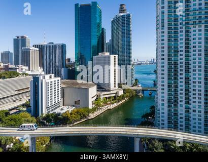 Miami, Stati Uniti - 30 gennaio 2022: Veduta aerea di splendidi grattacieli e un ponte sul fiume Miami in un paesaggio urbano soleggiato, Brickell, United Foto Stock