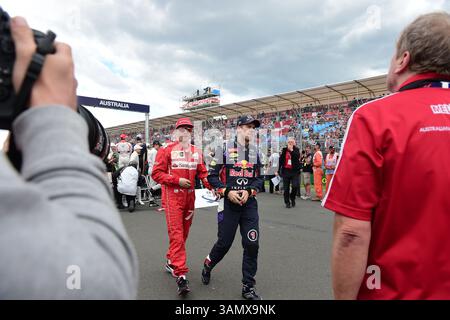16 marzo 2014 - Melbourne, Victoria, Australia - Kimi Raikkonen (fin) della Scuderia Ferrari alla guida di una Ferrari 059/3 (a sinistra) e Sebastian Vettel (GER) della Infiniti Red Bull Racing alla guida di una Renault Energy F1-2014 a piedi verso le loro auto per la sfilata dei piloti del quarto giorno del Gran Premio di Formula 1 australiano 2014, Melbourne, Australia. (Immagine di credito: © Theo Karanikos/ZUMAPRESS.com) Foto Stock