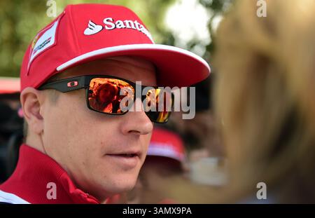 16 marzo 2014 - Melbourne, Victoria, Australia - Kimi Raikkonen (fin) della Scuderia Ferrari alla guida di una Ferrari 059/3 viene intervistata mentre firma autografi il quarto giorno del Gran Premio d'Australia di Formula 1 2014, Melbourne, Australia. (Immagine di credito: © Theo Karanikos/ZUMAPRESS.com) Foto Stock