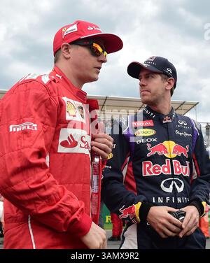16 marzo 2014 - Melbourne, Victoria, Australia - Kimi Raikkonen (fin) della Scuderia Ferrari alla guida di una Ferrari 059/3 (a sinistra) e Sebastian Vettel (GER) della Infiniti Red Bull Racing alla guida di una Renault Energy F1-2014 a piedi verso le loro auto per la sfilata dei piloti del quarto giorno del Gran Premio di Formula 1 australiano 2014, Melbourne, Australia. (Immagine di credito: © Theo Karanikos/ZUMAPRESS.com) Foto Stock