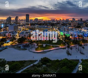 Vista aerea del colorato paesaggio urbano con il vivace skyline e il lungomare lungo Ocean Drive al tramonto, South Beach, Miami Beach, Stati Uniti. Foto Stock