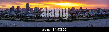 Vista aerea del colorato tramonto su Ocean Drive con moderni grattacieli e spiaggia, Miami Beach, Stati Uniti. Foto Stock