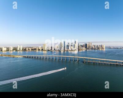 Veduta aerea del paesaggio urbano su Biscayne Bay, Virginia Key, Miami, Florida, Stati Uniti. Foto Stock