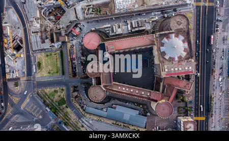 Vista aerea del maschio Angioino, un bellissimo castello nel centro di Napoli, in Campania, Italia. Foto Stock