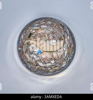 Vista aerea del minuscolo paesaggio urbano del pianeta con fiume ed edifici, Hull, Inghilterra, Regno Unito. Foto Stock