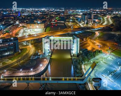Vista aerea del fiume Hull e cinque ponti che si estendono da est a ovest di notte, Hull, Inghilterra, Regno Unito. Foto Stock