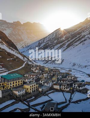 Vista aerea del villaggio innevato e delle montagne nel villaggio di fango, Spiti Valley, Himachal Pradesh, India. Foto Stock