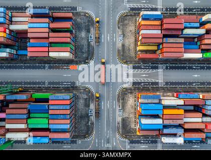 Singapore - 06 dicembre 2024: Vista aerea del porto di Pasir Panjang con colorati contenitori impilati presso il terminal container, Queenstown, South West Com Foto Stock