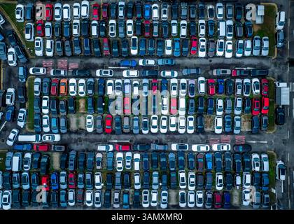 Vista aerea di file colorate di auto in un parcheggio affollato al porto di Pasir Panjang, terminal container, PSA Singapore, Queenstown, South West Community Foto Stock